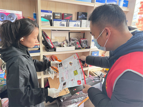 塘下鎮(zhèn)開展汽摩配城禁毒宣傳活動1.jpg