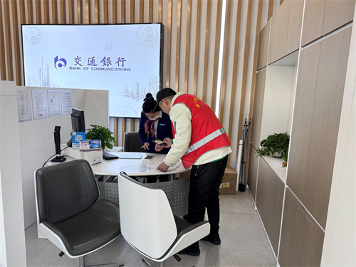 塘下鎮(zhèn)開展禁毒宣傳教育活動進銀行.jpg