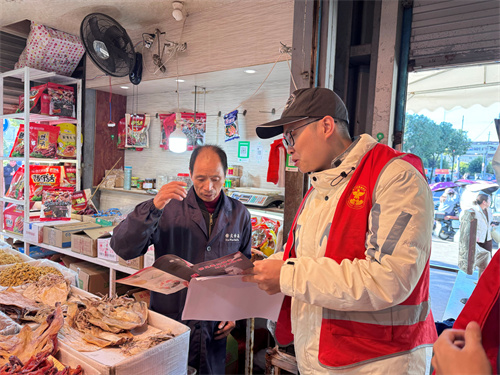 塘下鎮(zhèn)開展五方村菜市場禁毒宣傳.jpg