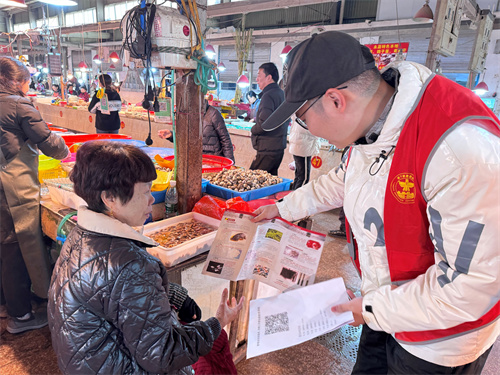 塘下鎮(zhèn)開展五方村菜市場禁毒宣傳3.jpg