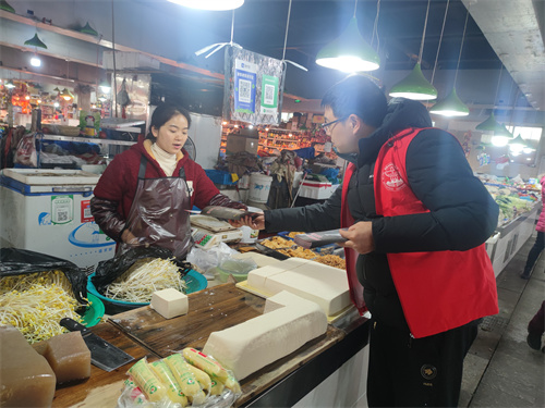 塘下鎮(zhèn)開(kāi)展進(jìn)菜市場(chǎng)禁毒宣傳行動(dòng)2.jpg