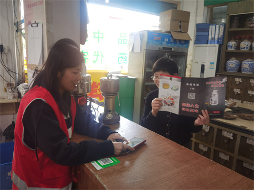 塘下鎮開展“依托咪酯”禁毒宣傳進藥店1.jpg