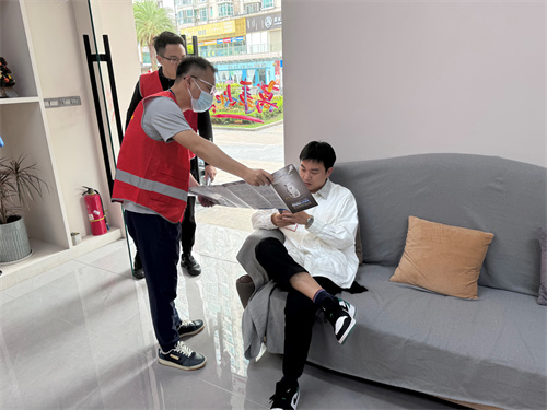 塘下鎮(zhèn)開(kāi)展禁毒宣傳進(jìn)理發(fā)店2.jpg