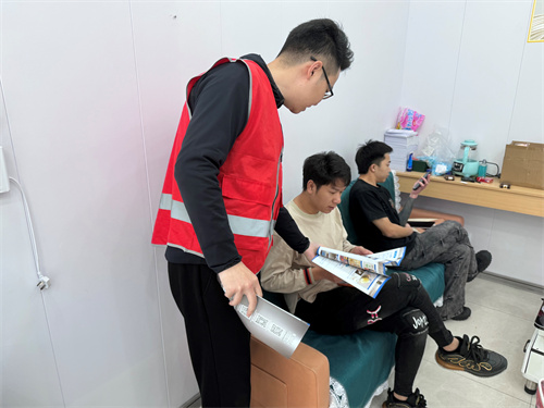 塘下鎮(zhèn)開(kāi)展禁毒宣傳進(jìn)理發(fā)店.jpg