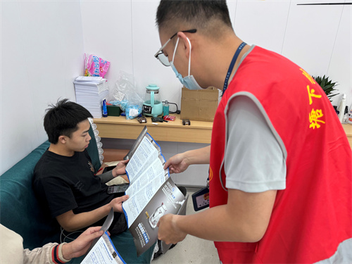 塘下鎮(zhèn)開(kāi)展禁毒宣傳進(jìn)理發(fā)店1.jpg