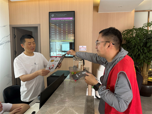 塘下鎮(zhèn)開展甌越名延酒店禁毒宣傳.jpg