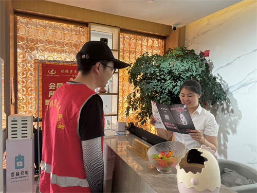 塘下鎮(zhèn)開展甌越名延酒店禁毒宣傳1.jpg