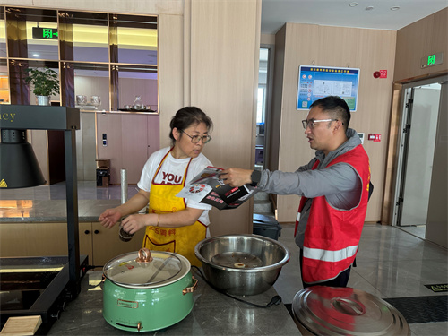 塘下鎮(zhèn)開展甌越名延酒店禁毒宣傳2.jpg