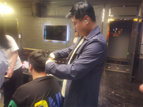 塘下鎮(zhèn)開展日常毛發(fā)采集進娛樂場所2.jpg