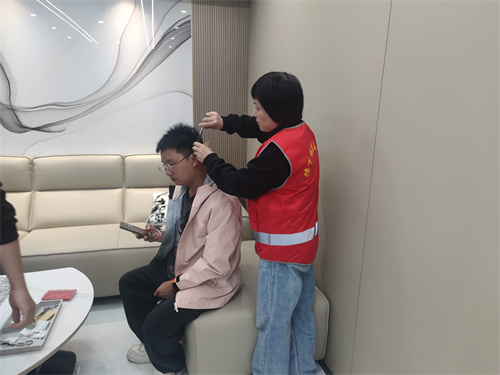 塘下鎮(zhèn)開展進羅鳳酒店、名爵公館毛發(fā)采集行動.jpg