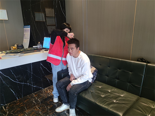 塘下鎮(zhèn)開展進羅鳳酒店、名爵公館毛發(fā)采集行動1.jpg