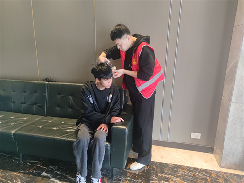 塘下鎮(zhèn)開展進羅鳳酒店、名爵公館毛發(fā)采集行動2.jpg