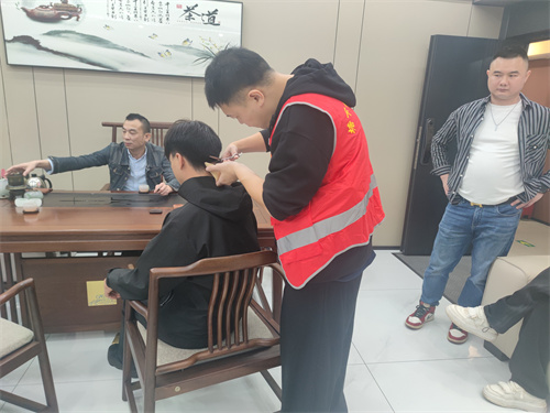 塘下鎮(zhèn)開展進羅鳳酒店、名爵公館毛發(fā)采集行動3.jpg
